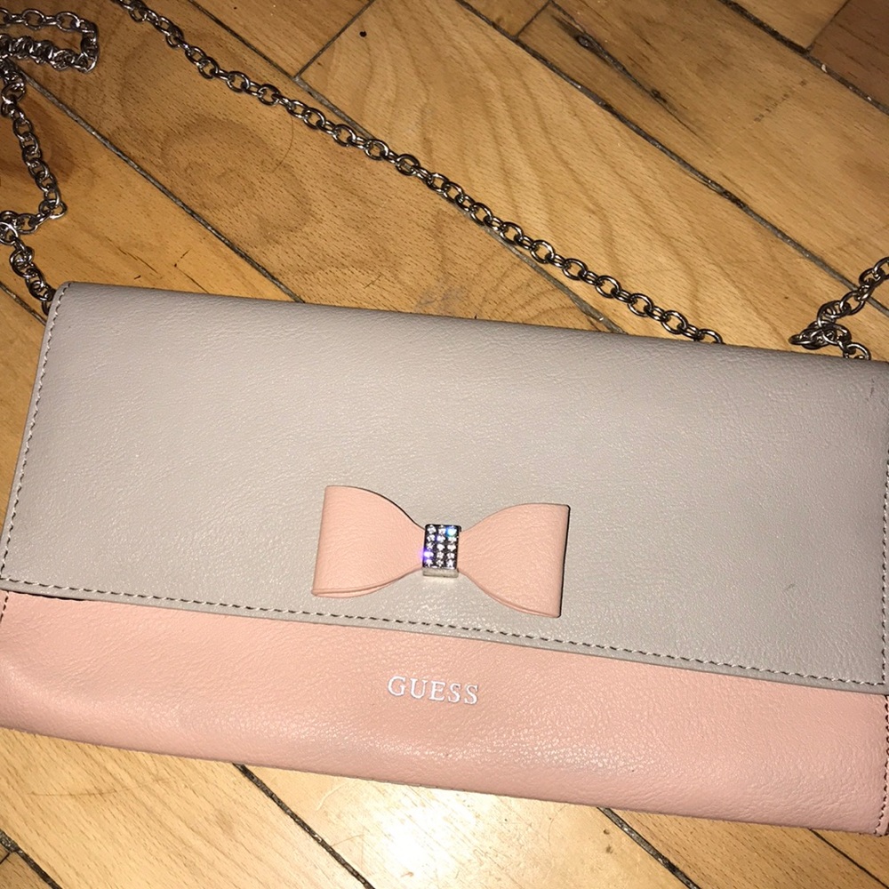 GUESS clutch with chain